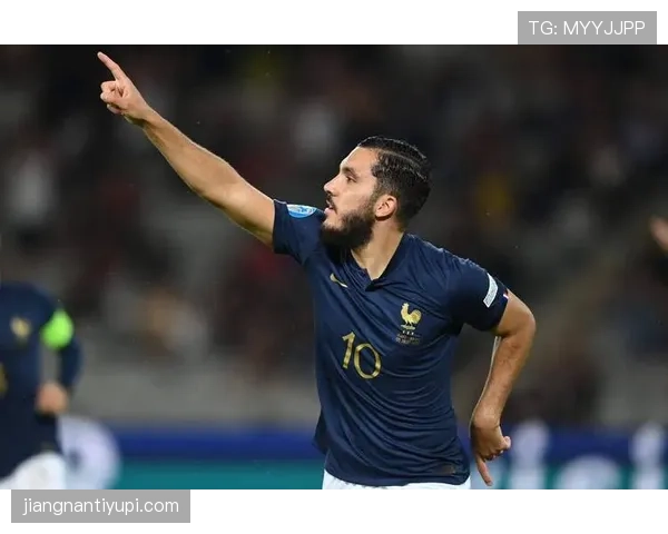 杜埃边锋与中场位置适配度对比 最优定位分析